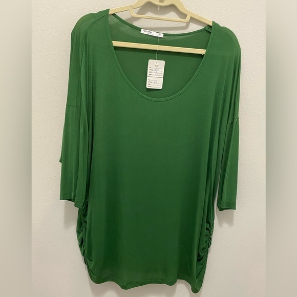Femmes Tops - NWT Femme Ladies Green Blouse Size XL  Scoop Neck, Gathered sides.